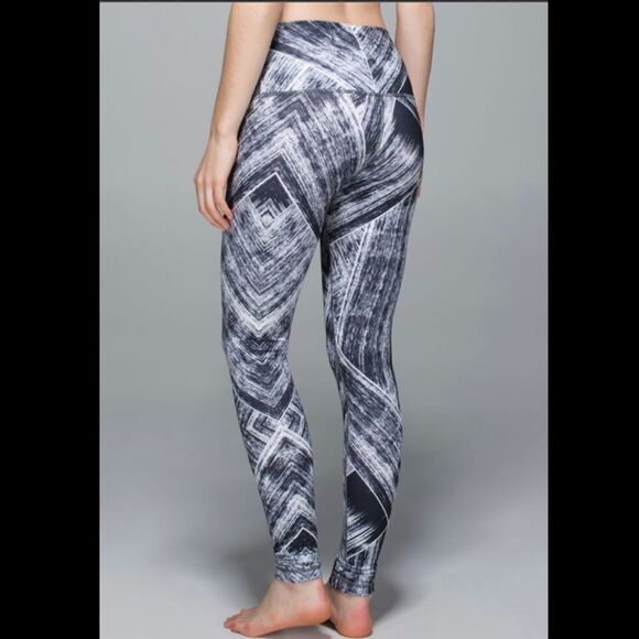 Lululemon Wunder Under roll down leggings. Size 2 - Picture 3 of 7
